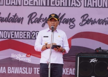 BERI ARAHAN: Pj Bupati Jepara, Edy Supriyanta saat menghadiri Apel Siaga Pengawasan Tahapan Kampanye Pemilu 2024, pada Senin, 27 November 2023. (Humas Jepara for Lingkar/Lingkarjateng.id)
