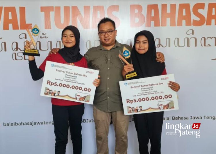 BANGGA: Dua siswa sekolah dasar dari Kabupaten Blora meraih juara 1 Festival Tunas Bahasa Ibu (FTBI) tingkat Provinsi Jawa Tengah foto bersama Kasi Pembinaan Sekolah Dasar, Dinas Pendidikan Kabupaten Blora, Buana Adi Nugroho. (Hanafi/Lingkarjateng.id)