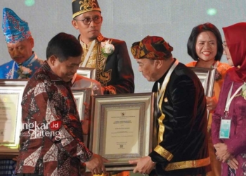 MEMBANGGAKAN: Pj Bupati Jepara Edy Supriyanta saat menerima penghargaan Swasti Saba Wiwerda sebagai Kabupaten Kota Sehat (KKS) tahun 2023. (Humas Jepara for Lingkar/Lingkarjateng.id)