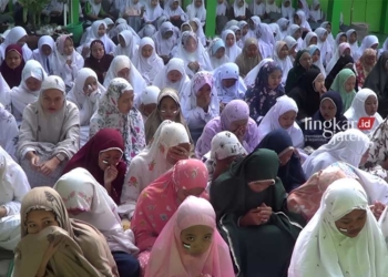 KHUSYUK: Ratusan pelajar di Grobogan mendoakan rakyat Palestina dengan khusyuk. (Dok. Pribadi for Lingkar/Lingkarjateng.id)