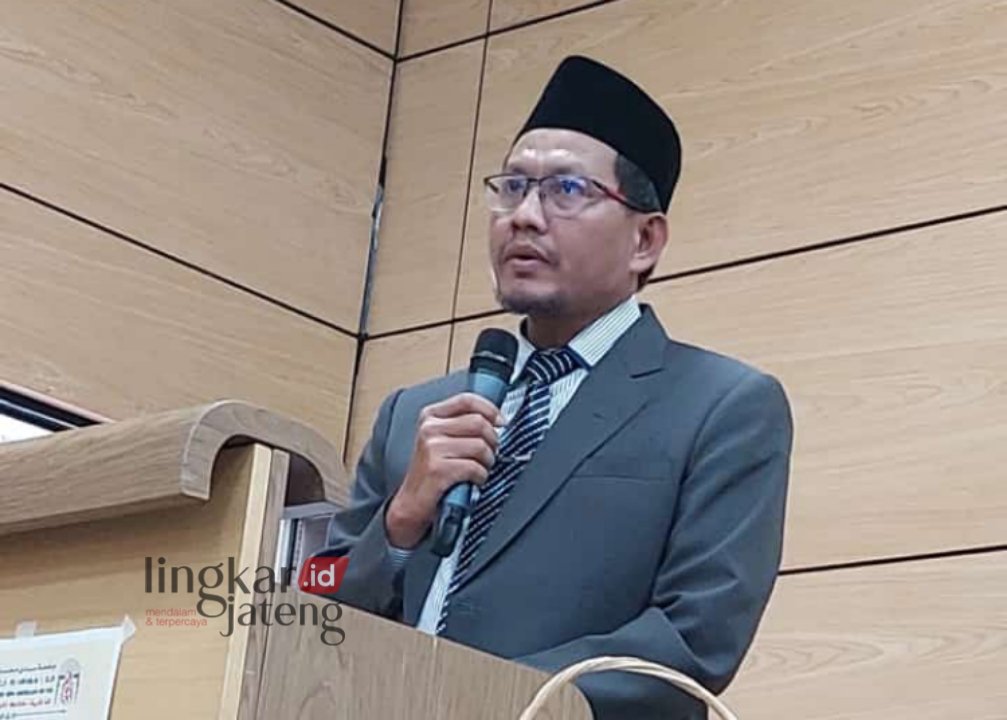 SAMPAIKAN MATERI: Guru Besar sekaligus Rektor IAIN Kudus, Prof. Dr. H. Abdurrohman Kasdi, Lc, M.Si saat menjadi narasumber kuliah umum di Fakultas Syari’ah Universitas Sidi Mohamed Ben Abdellah Fes, Maroko, pada Jumat, 10 November 2023. (Dok. IAIN Kudus for Lingkar/Lingkarjateng.id)