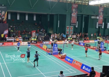 SPORTIVITAS: Tampak para pemain sedang mengikuti pertandingan Gubernur Cup 2023 di GOR Djarum, Kecamatan Jati, Kabupaten Kudus. (Nisa Hafizhotus Syarifa/Lingkarjateng.id)