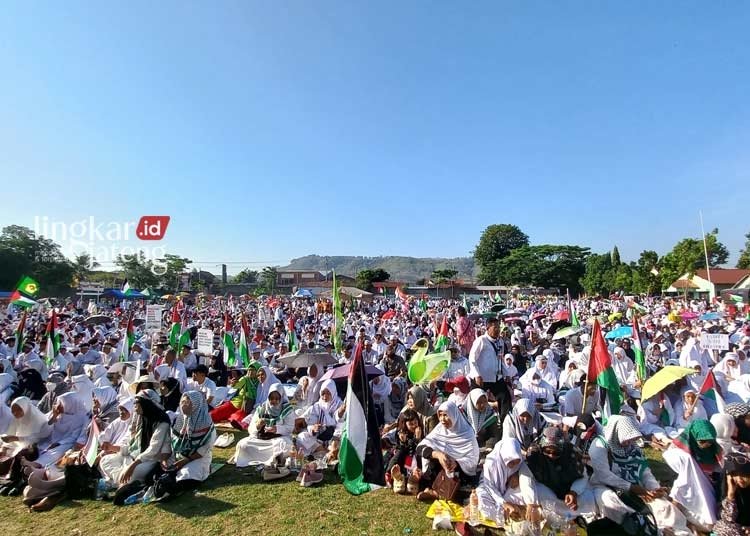 RAMAI : Ribuan masyarakat Kendal hadir dalam acara Tabligh Akbar Aksi Solidaritas Peduli Palestina di Lapangan Sambongsari, Kecamatan Weleri, Kabupaten Kendal. (Arvian Maulana/Lingkarjateng.id)