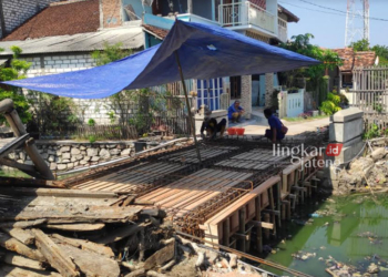 PERBAIKAN: Proses pembangunan jembatan penghubung Kelurahan Gegunung Kulon, Kecamatan Rembang dan Desa Pantiharjo, Kecamatan Kaliori. (R Teguh Wibowo/Lingkarjateng.id)