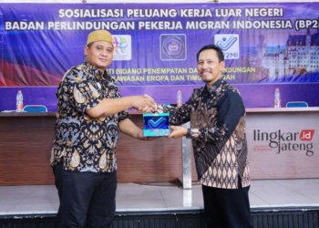 PERKUAT JEJARING: Kepala SMK BTB Juwana Muslih (berpeci) bersama Direktur Penempatan Nonpemerintah Deputi Bidang Penempatan dan Perlindungan Kawasan Eropa dan Timur Tengah BP2MI Pusat Sukarman dalam “Sosialisasi dan Pengarahan kepada Siswa untuk Bekerja di Luar Negeri” pada Jumat, 3 November 2023. (Dok. Pribadi/Lingkarjateng.id)