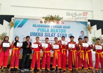 BERPRESTASI: Siswa SMP Muhammadiyah 1 Pati berhasil meraih sejumlah medali dalam kejuaraan Pencak Silat Tingkat Nasional di UMKU, pada Senin, 14 November 2023. (Dok. SMP Muh for Lingkar/Lingkarjateng.id)