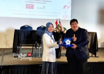 PERKUAT JEJARING: Pemberian plakat dari Ketua STIKes Bakti Utama Pati Irfana Tri Wijayanti, S.SiT., M.Kes. (kiri) kepada UNIMAY pada Selasa, 14 November 2023. (Dok. STIKes Bakti Utama Pati/Lingkarjateng.id)