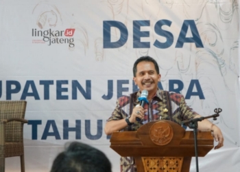 BERI ARAHAN: Sekda Jepara Edy Sujatmiko beri arahan dalam kegiatan Larwasdes di Hotel Ono Joglo, Desa Bandengan, Kecamatan Jepara, Kabupaten Jepara.  (Dok. Bagian Protokol dan Komunikasi Pimpinan Sekda Jepara for Lingkar/Lingkarjateng.id)