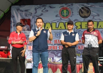 BERI SAMBUTAN: Sekda Jepara Edy Sujatmiko (nomor 2 kiri) saat memberikan sambutan dakam acara HUT ke-78 PGRI dan HGN di Kecamatan Welahan. (Humas Jepara for Lingkar/Lingkarjateng.id)