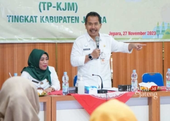 BERI SAMBUTAN: Sekda Jepara Edy Sujatmiko saat membuka pertemuan koordinasi TPKJM Jepara di aula Koperasi Kesehatan, Pamatan, Jepara, pada Senin pagi, 27 November 2023. (Dok. Bagian Protokol dan Komunikasi Pimpinan Sekda Jepara for Lingkar/Lingkarjateng.id)