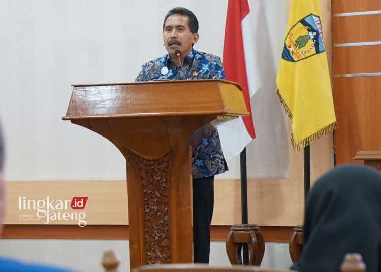 BERI ARAHAN: Sekda Jepara, Edy Sujatmiko beri arahan dalam Rapat Koordinasi (Rakor) Penanganan ATS berlangsung di Gedung Ratu Shima Jepara pada Kamis, 2 November 2023. (Dok. for Lingkar/Lingkarjateng.id)