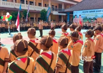 SIMBOLIS: Pembukaan Pesta Siaga 2023 yang ditandai dengan pemotongan balon oleh Sekda Kendal, Sugiono di SMK Muhammadiyah 3 Weleri pada Minggu, 19 November 2023. (Arvian Maulana/Lingkarjateng.id)