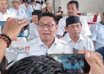 KONSOLIDASI: Ketua Dewan Pimpinan Daerah (DPD) Partai Gerindra Sudaryono memberi keterangan kepada awak media pasca menghadiri konsolidasi pemenangan Prabowo-Gibran di Gedung Haji Kabupaten Pati, pada Rabu, 15 November 2023. (Arif Febriyanto/Lingkarjateng.id)