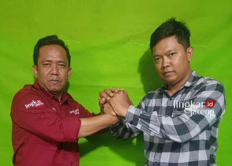 Sidang Dewanto, Jurnalis Utama yang Ditunjuk untuk Pimpin Redaksi Lingkar TV 25 KOMITMEN: Direktur Lingkar TV Supriyadi (kiri) bersama Pimpinan Redaksi Lingkar TV yang baru, Sidang Dewanto (kanan). (Nailin RA/Lingkarjateng.id)