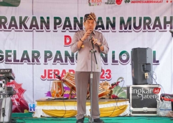Stabilkan Harga Bahan Pokok, Gerakan Pangan Murah Digelar Lagi di Jepara 26 BERI SAMBUTAN: Pj Bupati Jepara, Edy Supriyanta saat membuka kegiatan "Gerakan Pangan Murah dan Gelar Pangan Lokal" di Lapangan Kenari Desa Purwogondo, Kecamatan Kalinyamatan, Kabupaten Jepara. (Dok. Diskominfo Jepara for Lingkar/Lingkarjateng.id)