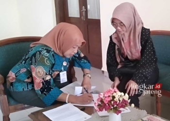 DIDUGA LAKUKAN PELANGGARAN: Ketua SP Spring Mala Ainun (kanan) saat melaporkan manajemen PT Sai Apparel ke Satwasker Jateng. (Dok. SP Spring for Lingkar/Lingkarjateng.id)