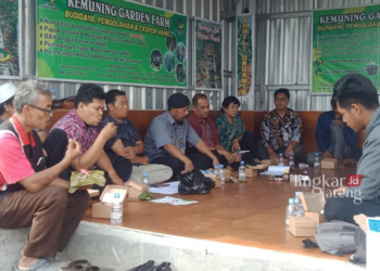 DISKUSI: Astaniva Kabupaten Semarang saat membentuk Kelompok Usaha Bersama (KUB) Permata Vania Bandungan, di Basecamp Kebun Vanili Kemuning Garden Farm, Kabupaten Semarang pada Selasa, 7 November 2023. (Hesty Imaniar/Lingkarjateng.id)