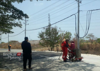 PERAWATAN: Pembangunan Jalan Tireman-Japerejo, Kabupaten Rembang yang menggunakan DAK 2023. (R.Teguh Wibowo/Lingkarjateng.id)