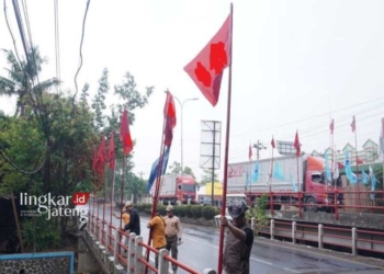 MENERTIBKAN: Petugas gabungan menertiban APK dan APS pemilu di jalan protokol Batang. (Antara/Lingkarjateng.id)