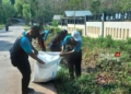 SISIR SAMPAH: Dinas Lingkungan Hidup (DLH) Kabupaten Kendal bersama masyarakat melakukan sisir sampah di sekitar Kaliwungu – Boja, Kabupaten Kendal. (Arvian Maulana/Lingkarjateng.id)