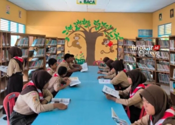 Tingkatkan Literasi Siswa, 6 SMP di Blora Raih Penghargaan Perpustakaan Terbaik 26 MEMBACA: Sejumlah siswa sedang membaca buku di salah satu perpustakaan sekolah terbaik di Kabupaten Blora. (Dok. Koran Lingkar/Lingkarjateng.id)