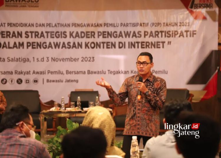 RAPAT: Puluhan relawan patroli siber saat mengikuti koordinasi persiapan kegiatan Pendidikan Pengawas Partisipatif (P2P) Bawaslu Provinsi Jawa Tengah tahun 2023 di Salatiga pada Rabu, 1 November 2023. (Bawaslu Salatiga/Lingkarjateng.id)