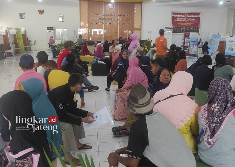 RAMAI: Masyarakat tampak antre untuk mengurus data kependudukan di MPP Pati. (Dok. DPMPTSP for Lingkar/Lingkar.news)