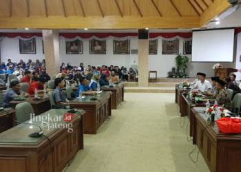 AUDIENSI: Puluhan Pekerja PT Heng Yuan Internasional yang terkena PHK audiensi dengan DPRD di ruang rapat paripurna, Selasa, 14 November 2023. (R.Teguh Wibowo/Lingkarjateng.id)