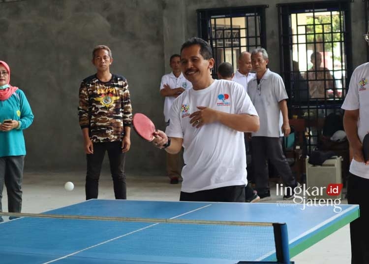 OLAHRAGA: Sekretaris Daerah (Sekda) Kabupaten Jepara Edy Sujatmiko bermain tenis meja di Mini GOR Disdikpora Jepara, pada Selasa, 31 Oktober 2023. (Tomi Budianto/Lingkarjateng.id)