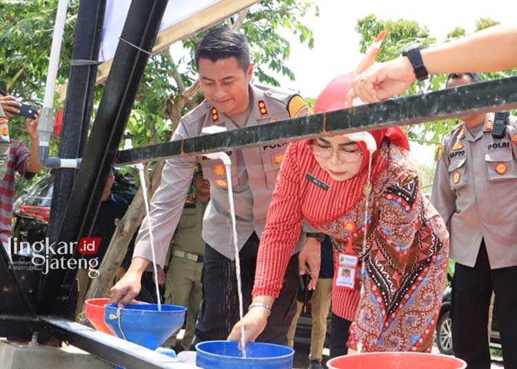 SIMBOLIS:  Bupati Grobogan Sri Sumarni dan Kapolres Grobogan AKBP Dedy Anung Kurniawan meresmikan bantuan sumur bor di Desa Kenteng, Kecamatan Toroh, Kabupaten Grobogan. (Dok. for Lingkar/Lingkarjateng.id)