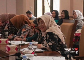 MEMAPARKAN: Kepala Dinas P3APPKB Salatiga, Yuni Ambarwati, saat memarkan program kerjanya kepada Tim Verifikasi Lapangan Kementerian Pemberdayaan Perempuan dan Perlindungan Anak (PPPA) di Ruang Kalitaman Gedung Setda Salatiga pada Rabu, 15 November 2023. (Prokompim Setda Salatiga/Lingkarjateng.id)