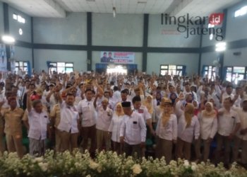 DEKLARASI: Ribuan Kader Gerindra deklarasi dukungan untuk Prabowo-Gibran di di Balai Desa Karangbener, Kecamatan Bae, Kabupaten Kudus, pada Kamis, 16 November 2023. (Ihza Fajar/Lingkarjateng.id)