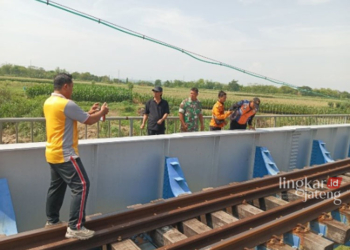 TKP: Anggota kepolisian saat melakukan penyelidikan di lokasi kejadian korban tertabrak kereta api di Grobogan. (Humas Polri/Lingkarjateng.id)