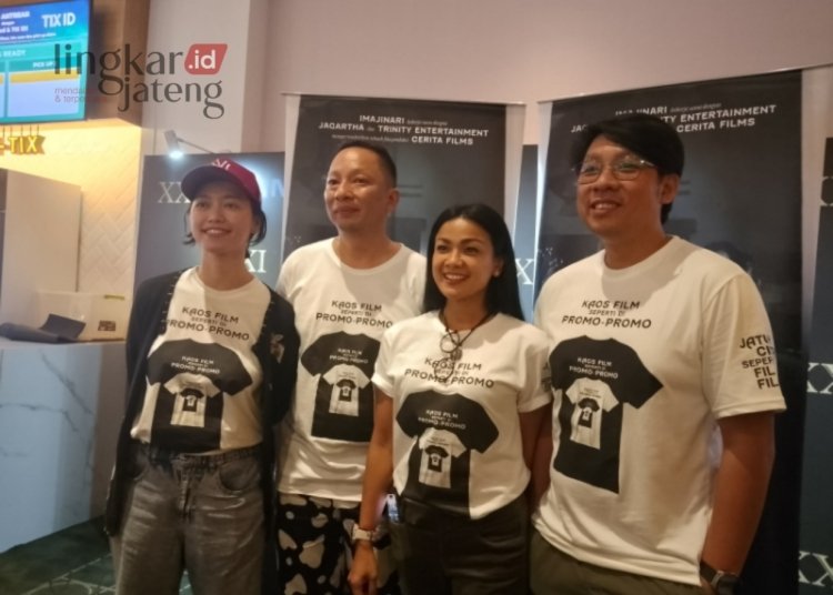 JUMPA PERS: Produser film Surya Paramita (kiri), Ringgo Agus (dua kiri), Nirina Zubir (dua kanan) dan Sutradara Yandy Laurens (kanan). (Rizky Syahrul Al Fath/Lingkarjateng.id)