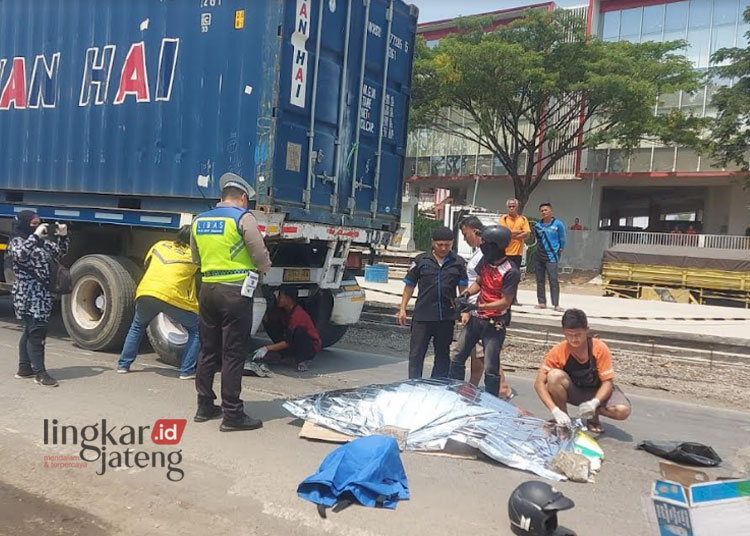 Kecelakaan Di Arteri Yos Sudarso Semarang, Satu Pemotor Tewas Tergilas Truk