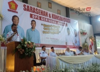 BERI MOTIVASI: Ketua DPC Gerindra Kudus, Sulistyo Utomo dalam Sarasehan dan Konsolidasi DPC Gerindra Kudus "Bergerak Bersatu Rebut Eksekutif Kuasai Legislatif" di Balai Desa Karangbener, Kecamatan Bae, Kabupaten Kudus, pada Kamis, 16 November 2023. (Ihza Fajar/Lingkarjateng.id)