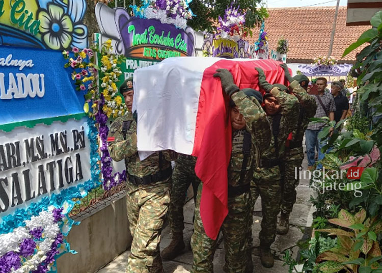 SUASANA DUKA: Kedatangan jenazah Praka Yipsan Ladau di rumah duka yang ada di Glogogan RT 3 RW 3 Kelurahan Harjosari, Kecamatan Bawen, Kabupaten Semarang pada Senin, 27 November 2023 sekitar jam 13.00 WIB disambut isak tangis keluarga. (Hesty Imaniar/Lingkarjateng.id)