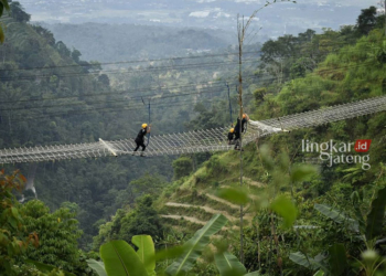 WAHANA: Jembatan jaring, salah satu wahana yang ada di objek wisata Umbul Sidomukti Semarang. (Instagram @umbul.sidomukti/Lingkarjateng.id)