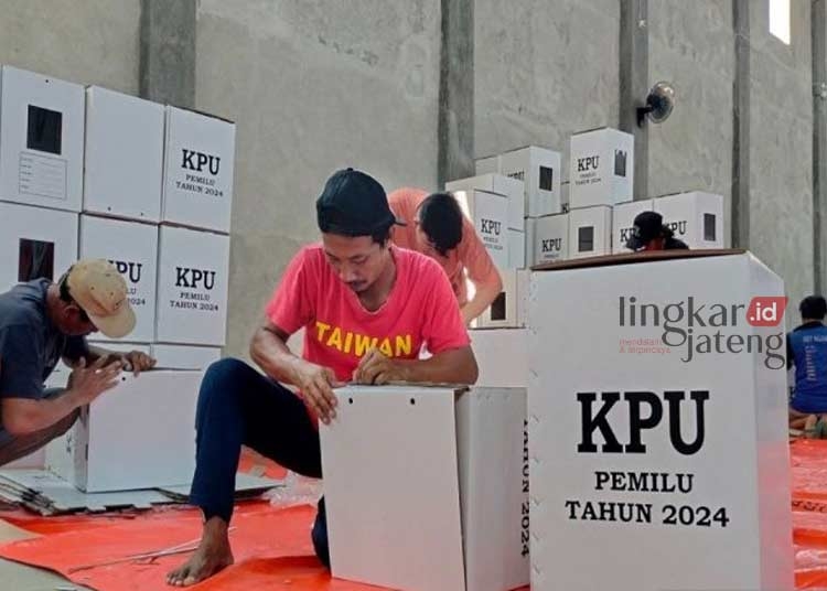 12.576 Kotak Suara Pemilu 2024 di Batang Dirakit, Libatkan 21 Tenaga Kerja 25 MERAKIT: Seorang tenaga kerja sedang melakukan proses perakitan kotak suara di KPU Batang. (Antara/Lingkarjateng.id)