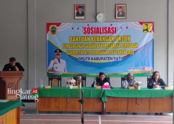 SOSIALISASI: DPUTR Pati saat memberikan sosialisasi epada ratusan kepala desa terkait penggunaan bantuan keuangan (bankeu) anggaran perubahan 2023 di Aula DPUTR Pati, pada Kamis, 7 Desember 2023. (Arif Febriyanto/Lingkarjateng.id)