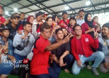 Kaesang berfoto bersama dengan para relawan dalam kegiatan PSI Sobo Kampung di Kendal. (Unggul Priambodo/Lingkarjateng.id)