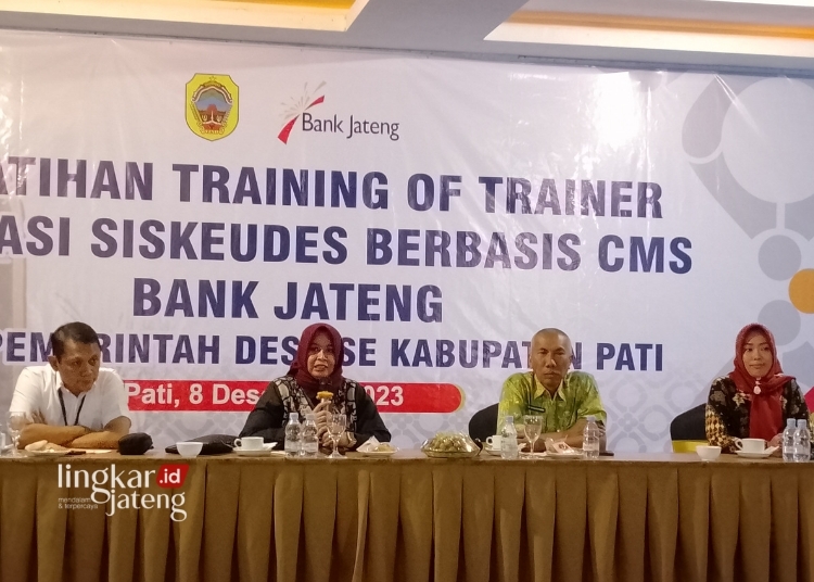 Persiapan Implementasi Transaksi Nontunai, Bank Jateng dan Dispermades ToT Aplikasi Siskeudes 25 SAMBUTAN: Pimpinan Bank Jateng Cabang Pati Retno Tri Wulandari (pegang mic) saat memimpin Training of Trainer Aplikasi Siskeudes di Hotel Safin Pati, Jumat, 8 Desember 2023. (Arif Febriyanto/Lingkarjateng.id)