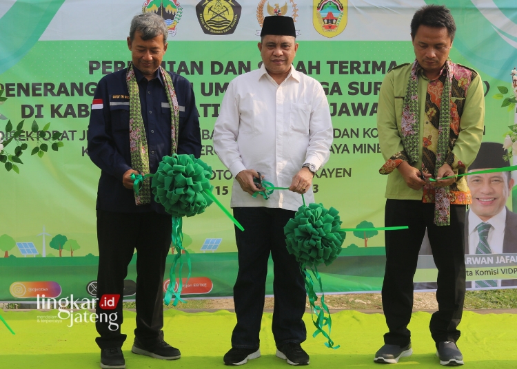 SIMBOLIS: Acara peresmian pemasangan Penerangan Jalan Umum Tenaga Surya (PJUTS) di Desa Jatiroto, Kecamatan Kayen, Kabupaten Pati pada Sabtu, 16 Desember 2023. (Setyo Nugroho/Lingkarjateng.id)