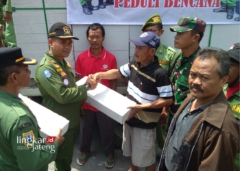 SIMBOLIS: Kasatgas Linmas Kabupaten Semarang, Anang Sukoco, bersama perwakilan Satgas Linmas Kabupaten Semarang menyerahkan bantuan kepada korban bencana kebakaran rumah di Desa Dadapayam, Kecamatan Suruh, Kabupaten Semarang pada Minggu, 17 Desember 2023. (Dok. Satgas Linmas Semarang/Lingkarjateng.id)
