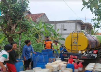 DISTRIBUSI: Petugas BPBD Jepara saat melakukan droping air bersih di wilayah yang mengalami kekeringan, belum lama ini. (BPBD Jepara/Lingkarjateng.id)