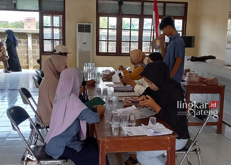 KONFIRMASI: Warga yang menunggu pengecekan data oleh petugas penyaluran sembako di Aula Kecamatan Rowosari, Kabupaten Kendal pada Selasa, 5 Desember 2023. (Arvian Maulana/Lingkarjateng.id)