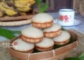 TERSAJI: Secangkir teh hangat dan kue apem. (Instagram @sui.ling.752/Lingkarjateng.id)