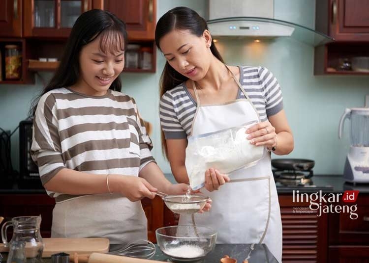 ILUSTRASI: Menyaring tepung untuk membuat kue bersama ibu guna mengisi liburan tahun baru. (Pressfoto from Freepik/Lingkarjateng.id)