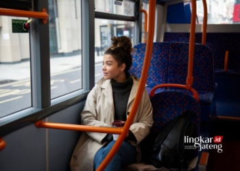 ILUSTRASI: Seorang Perempuan sedang menikmati pemandangan menghindari mabuk perjalanan. (Freepik/Lingkarjateng.id)