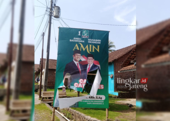 RUSAK: Alat Peraga Kampanye (APK) di Desa Ketapang, Kecamatan Susukan, Kabupaten Semarang yang diduga dirusak oleh orang tak dikenal (OTK), Senin, 18 Desember 2023. (Hesty Imaniar/Lingkarjateng.id)